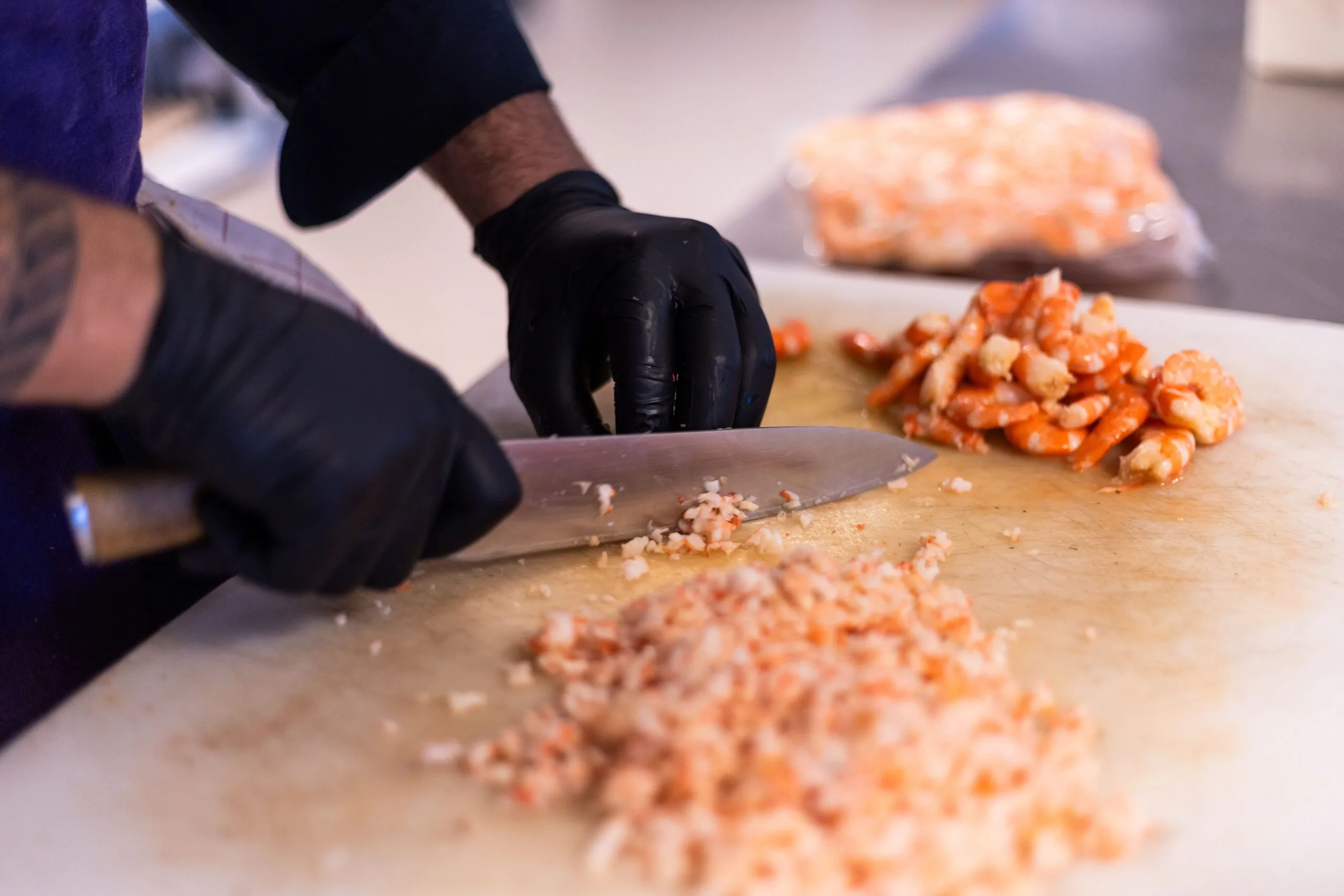 Découpe de crevettes de nos chefs cuisiniers