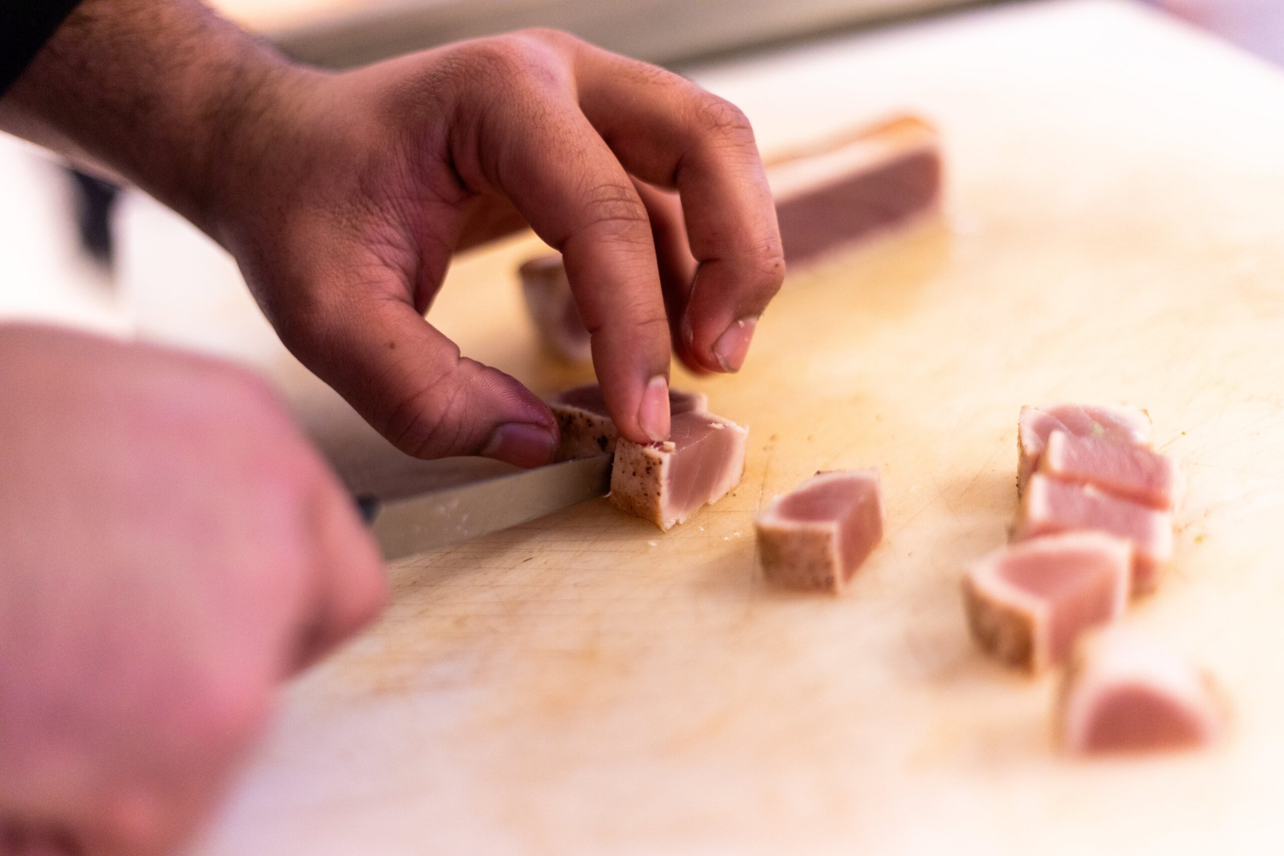 Découpe du thon par nos chefs cuisiniers