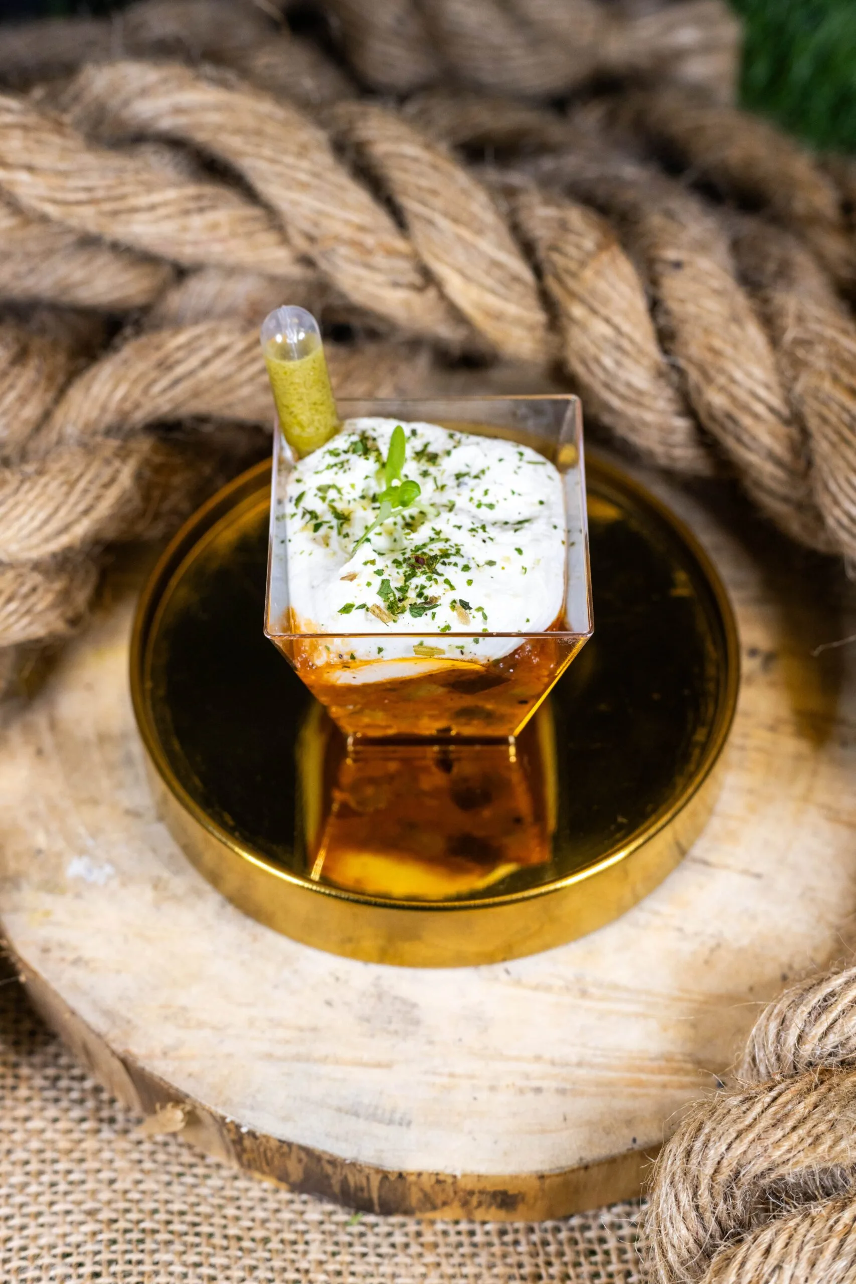 Verrine gourmande avec sa pipette de pesto