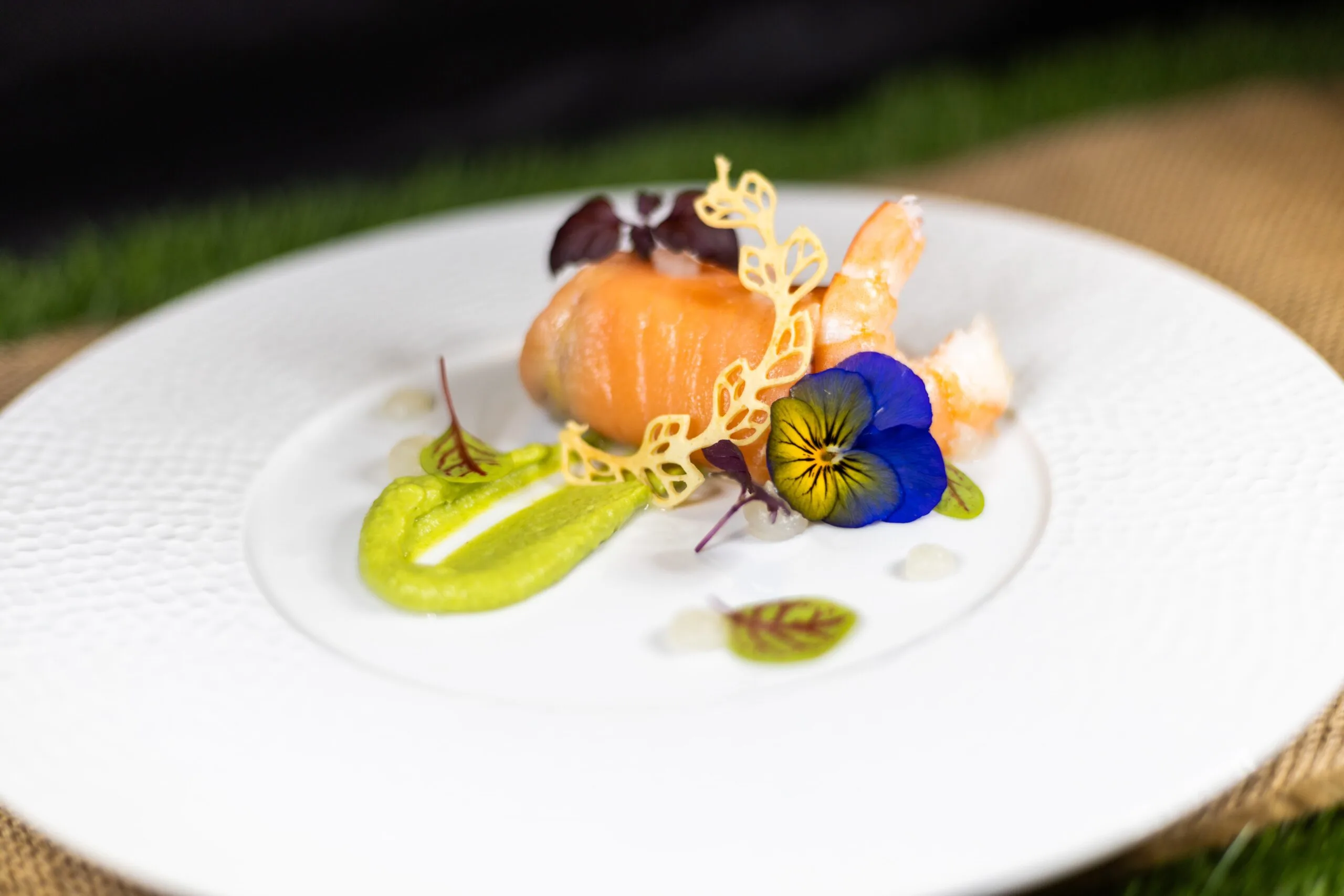 Assiette gourmande avec la décoration et fleurs