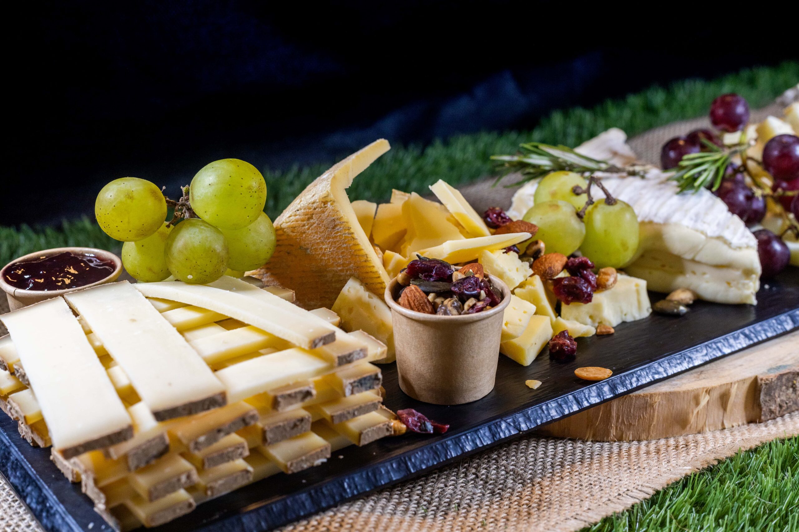 Grand plateau de fromages avec fruits secs et raisins