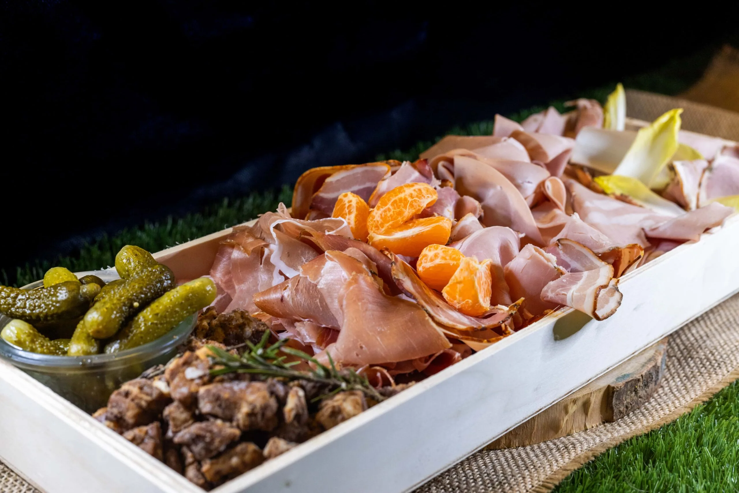 plateau-charcuterie Grand plateau de charcuterie pour déjeuner ou diner en entreprise