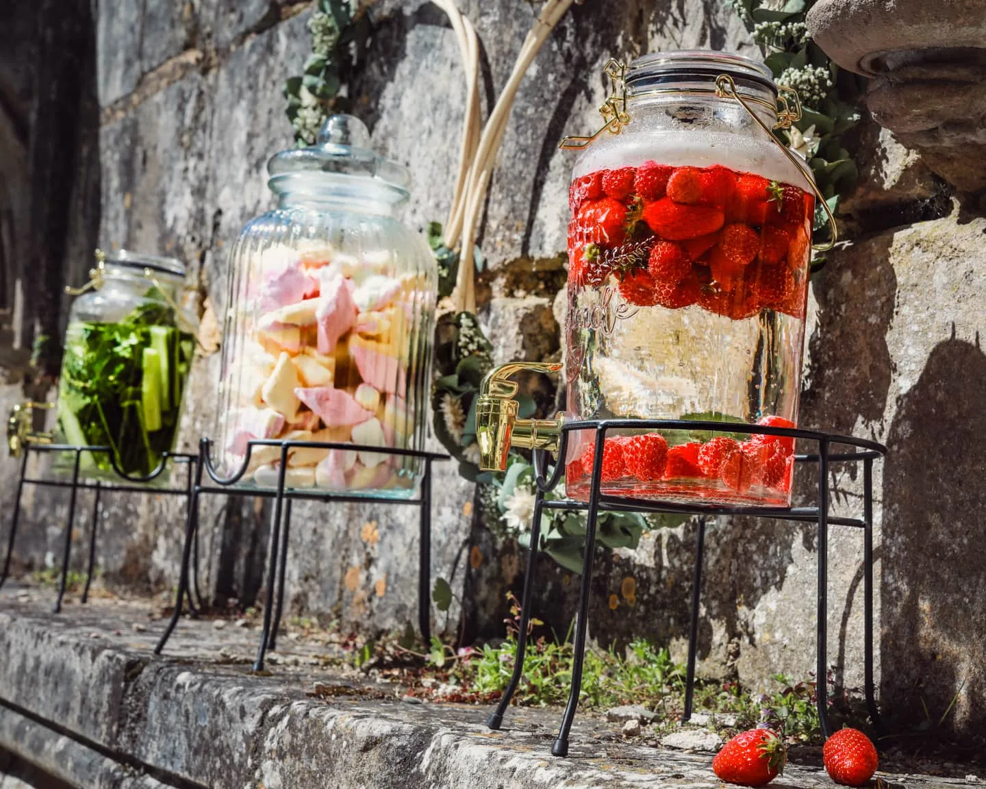 bombonnes Bombonnes de sucreries et eau à la fraise