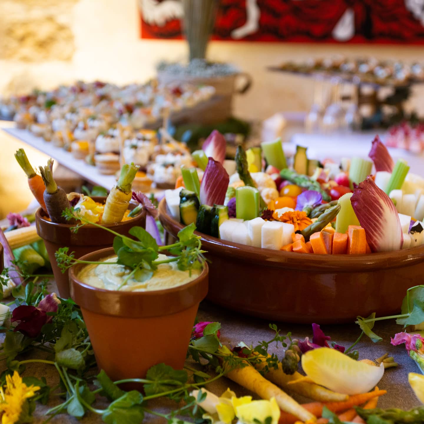 Bowl de crudités coupées avec les sauces en accompagnement
