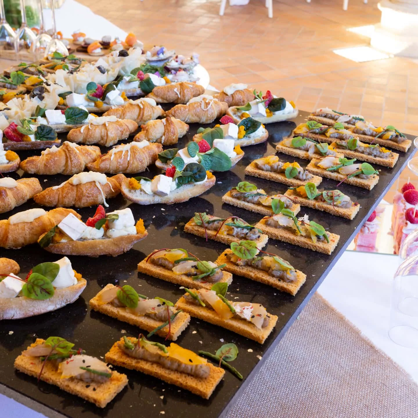 plateau-amuse-bouche Plateau variée d'un buffet avec de nombreuses gourmandises