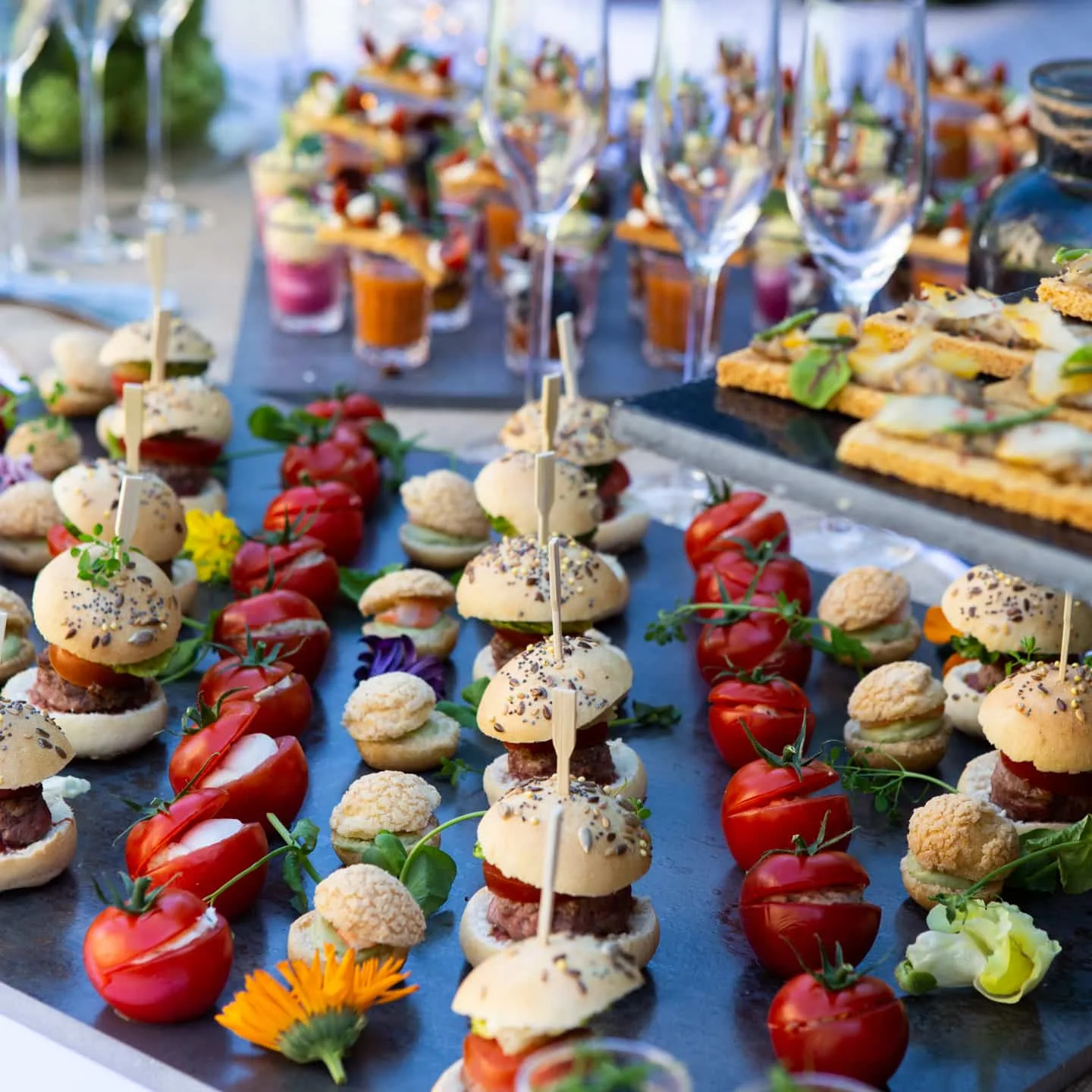 plateau-entrees Plateaux d'amuse-bouche en entrée d'un cocktail