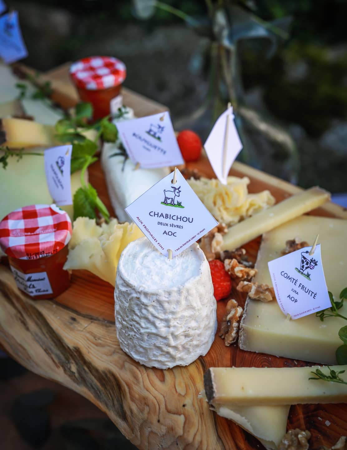 Plateau de fromages frais avec compté, chabichou et confitures