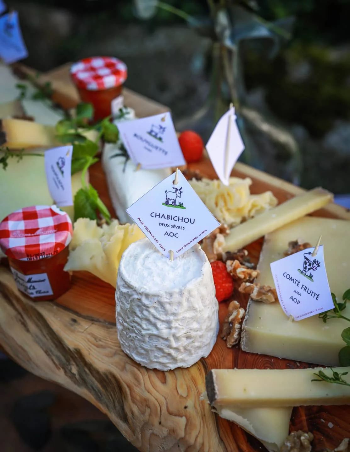 plateau-fromages Plateau de fromages frais avec compté, chabichou et confitures